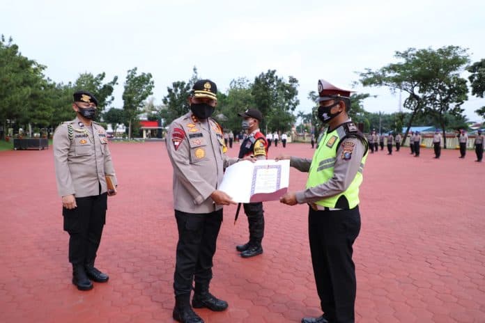 kapoldasu_beri_penghargaan_kepada_4_personil_polisi