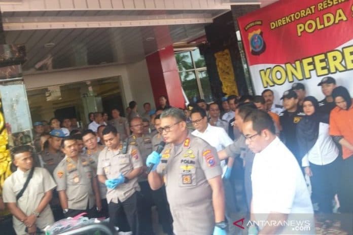 kapoldasu_beri_penghargaan_kepada_warga_yang_bantu_polisi_ungkap_kasus_pembunuhan_hakim