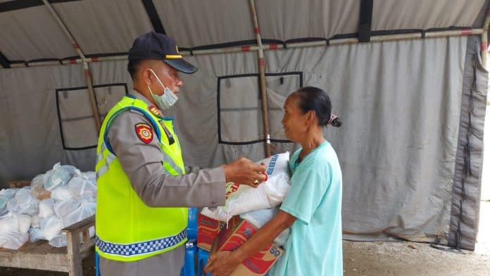 kapoldasu_berikan_sembako_bagi_warga_terdampak_banjir_bandang_di_toba