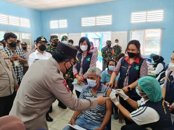 kapoldasu_cek_pelaksanaan_gebyar_vaksin_massal_guru_dan_lansia_di_simalungun