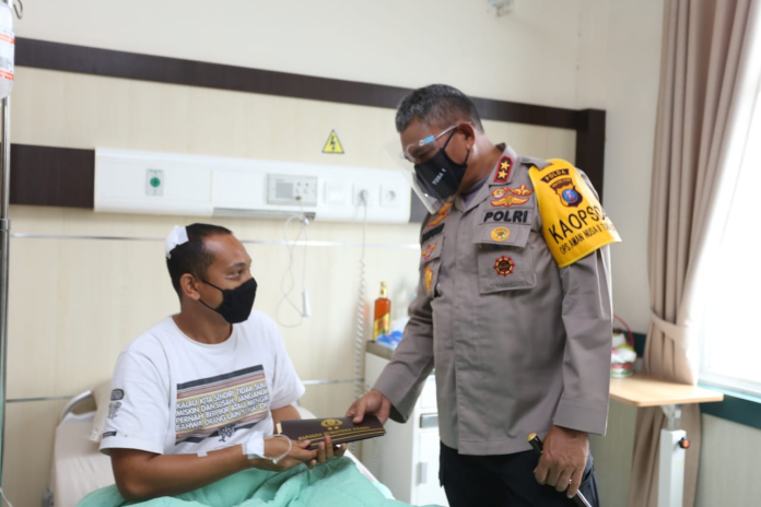 kapoldasu_jenguk_2_polisi_korban_penganiayaan_di_rumah_sakit_bhayangkara
