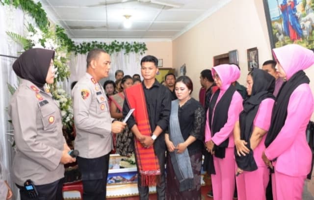 kapolres_asahan_datangi_rumah_duka_istri_dari_personil_polres_asahan