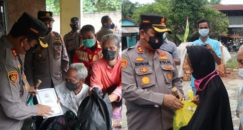 kapolres_batu_bara_bagikan_bantuan_kursi_roda_dan_153_paket_sembako_di_2_desa