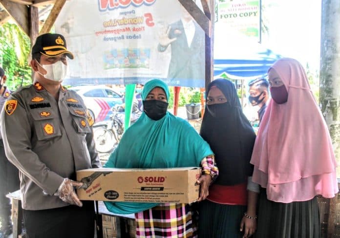 kapolres_batu_bara_bantu_peralatan_dan_modal_usaha_janda_anak_lima