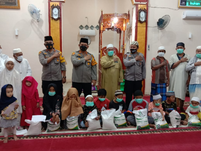 kapolres_batu_bara_gelar_patroli_subuh_sembari_bagi_sembako