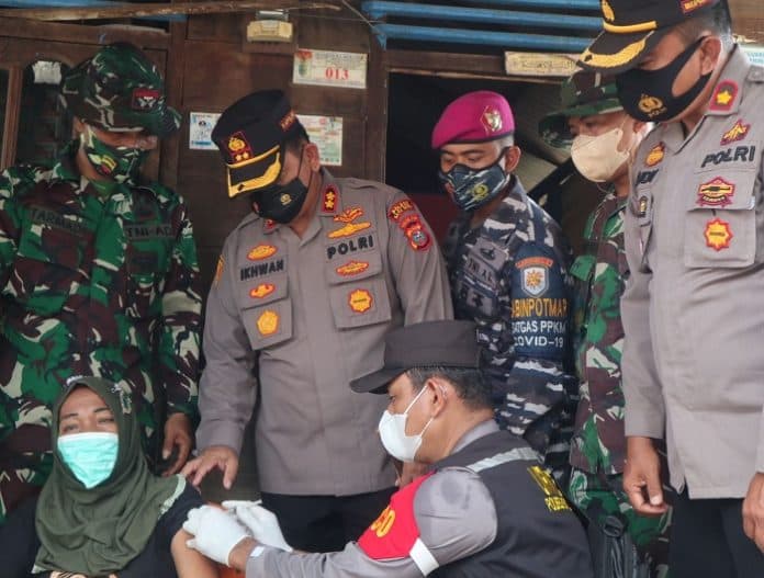 kapolres_batu_bara_gelar_vaksinasi_dan_baksos_gema_lembah_tidar_90_di_desa_terpencil