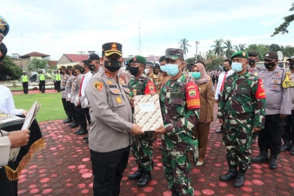 kapolres_batu_bara_kembali_beri_reward_kepada_43_personil_tni_polri_dan_kades