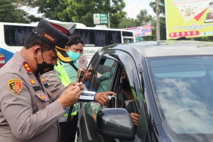 kapolres_batu_bara_langsung_cek_swab_antigen_pengguna_jalan