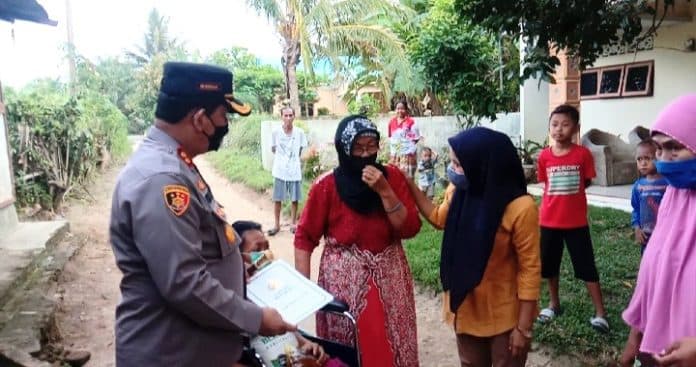 kapolres_batu_bara_sambangi_rumah_ibu_3_anak_keterbelakangan_mental