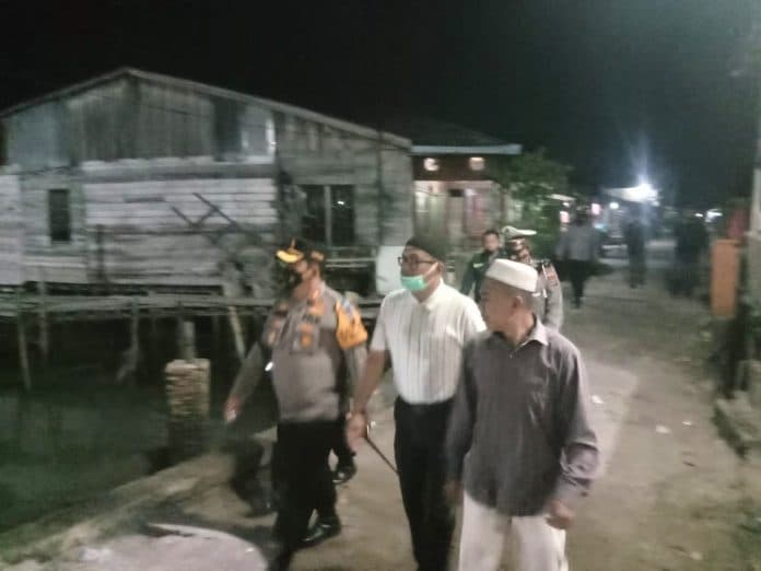 kapolres_batu_bara_sembari_patroli_asmara_subuh_data_warga_miskin