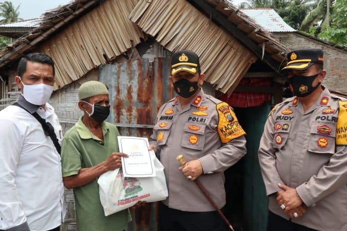 kapolres_batu_bara_serahkan_bansos_kapoldasu_kepada_warga_perupuk