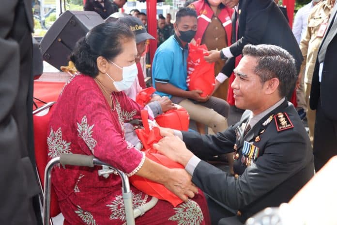 kapolres_batu_bara_serahkan_kaki_palsu_untuk_3_penyandang_disabilitas