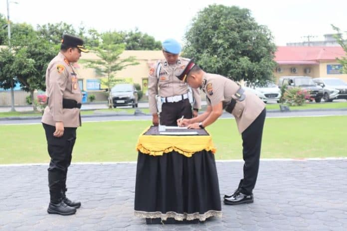 kapolres_batu_bara_sertijabkan_kasat_binmas_dan_kukuhkan_kasi_propam