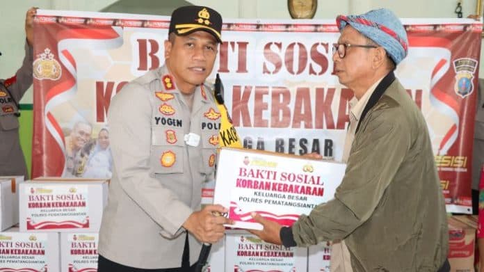 kapolres_beri_bantuan_kepada_korban_kebakaran_di_kampung_bangsal_pematangsiantar