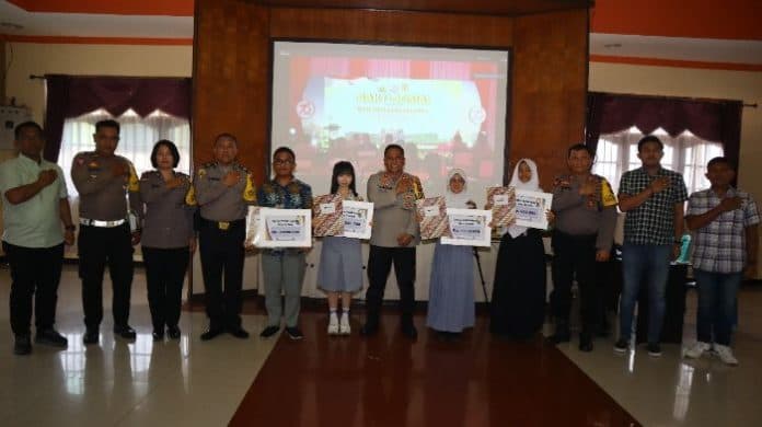 kapolres_berikan_beasiswa_kepada_empat_pelajar_sma_di_pematangsiantar
