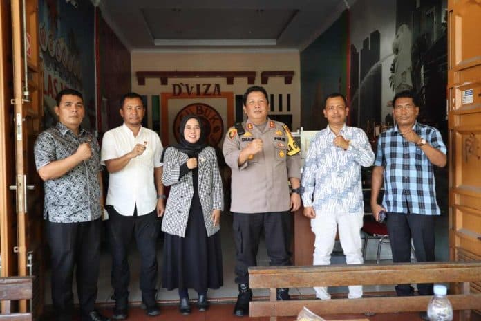 kapolres_bertemu_ketua_bawaslu_palas_di_gubuk_kopi_sibuhuan_ini_yang_dibahas