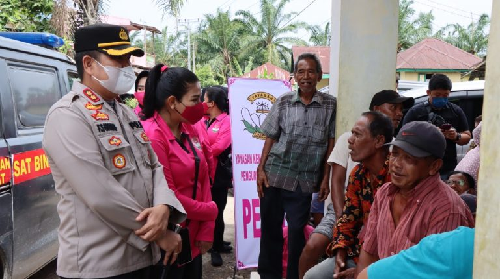 kapolres_binjai_beri_bantuan_sembako_untuk_korban_angin_puting_beliung