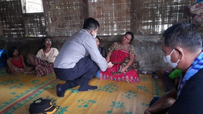 kapolres_binjai_kunjungi_keluarga_darwin_sitepu_yang_dibakar_hidup_hidup_oleh_sekelompok_pria