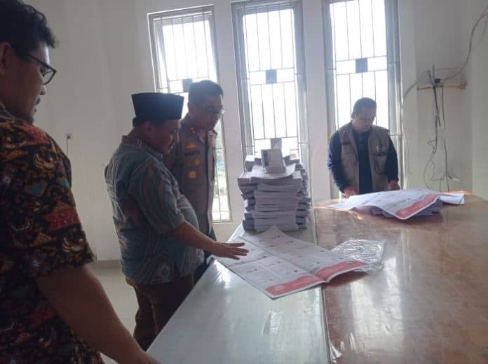 kapolres_cek_gudang_logistik_di_kantor_kpu_toba
