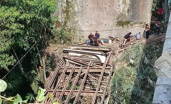 kapolres_dairi_turun_ke_bawah_jembatan_lae_renun_dikira_ada_musibah_ternyata