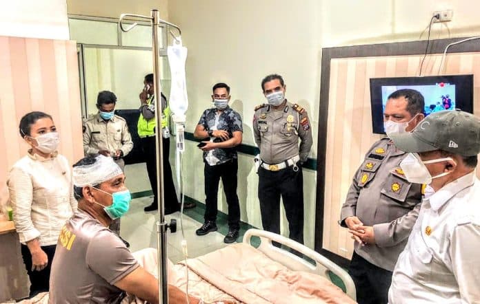 kapolres_dan_bupati_batu_bara_jenguk_kasat_shabara_di_rs_bhayangkara_medan