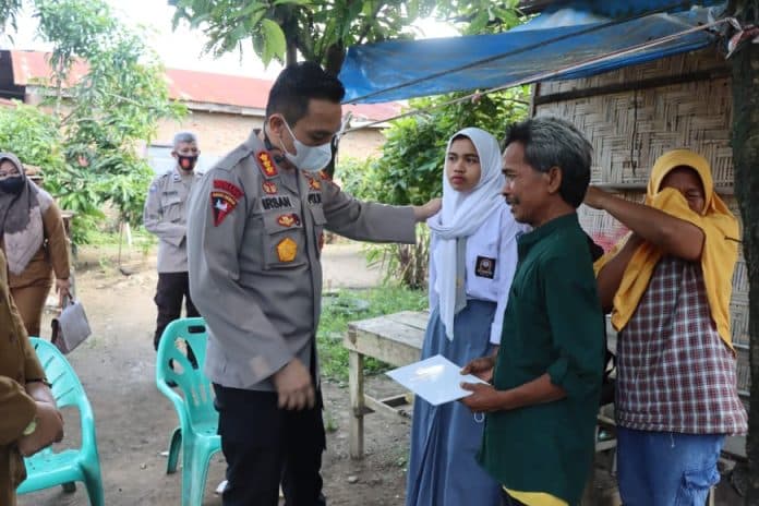 kapolres_deli_serdang_antar_siswi_smk_bersekolah_kembali
