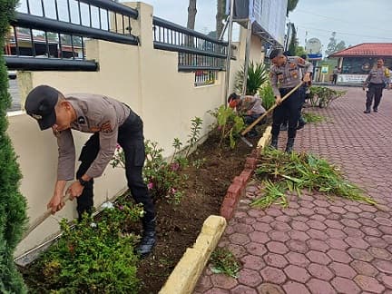 kapolres_humbahas_dan_personel_bersih_bersih_mako