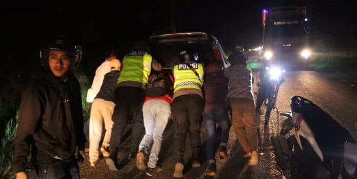 kapolres_karo_ikut_dorong_mobil_mogok_di_jalan