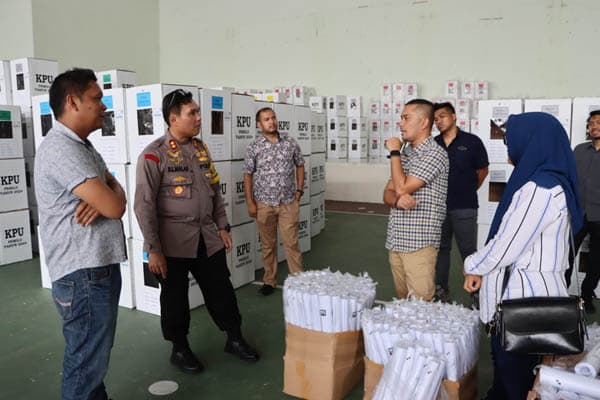 kapolres_labuhanbatu_pantau_pengemasan_logistik_pemilu
