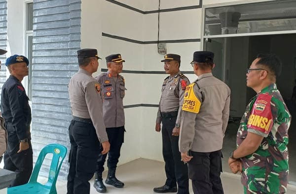 kapolres_labusel_cek_kesiapan_personel_pengamanan_di_ppk_kampung_rakyat