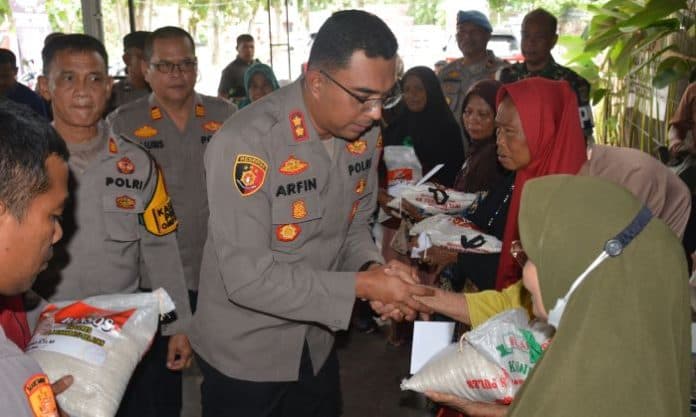 kapolres_labusel_gelar_jumat_curhat_dan_bagikan_sembako_kepada_warga_kurang_mampu