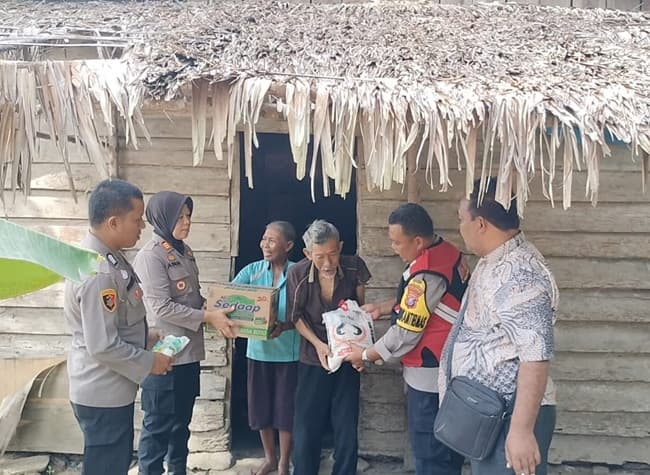 kapolres_labusel_membagi_bansos_dan_imbau_warga_aktifkan_poskamling
