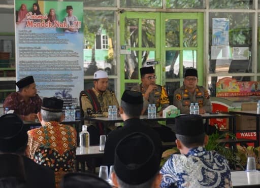 kapolres_labusel_perkuat_sinergi_dengan_tokoh_agama_di_pesantren_ar_rasyid