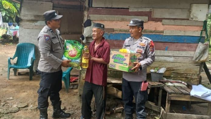 kapolres_labusel_salurkan_bansos_bagi_warga_kurang_mampu