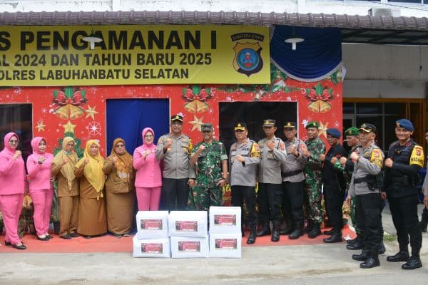kapolres_labusel_tinjau_pospam_dan_berikan_bingkisan