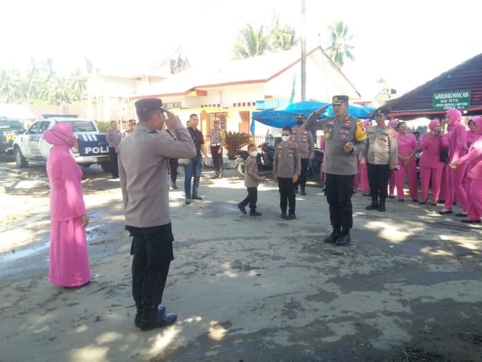 kapolres_madina_kunker_ke_polsek_natal_sekaligus_berikan_tali_asih