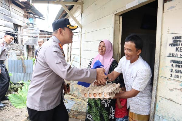 kapolres_padangsidimpuan_sambangi_dan_bantu_warga_kurang_mampu