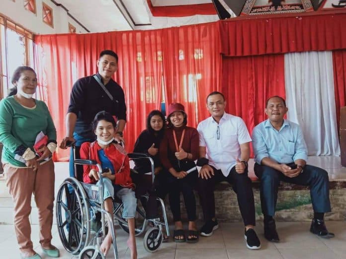 kapolres_pakpak_bharat_bantu_warga_silima_kuta_penderita_lumpuh