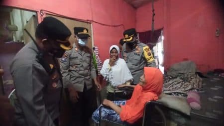 kapolres_pelabuhan_belawan_beri_kursi_roda_pada_wanita_67_tahun