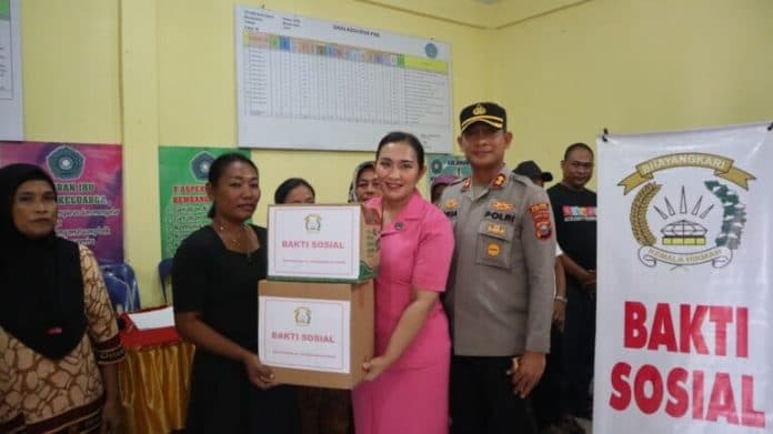 kapolres_pelabuhan_belawan_kunjungi_korban_angin_puting_beliung_di_medan_deli