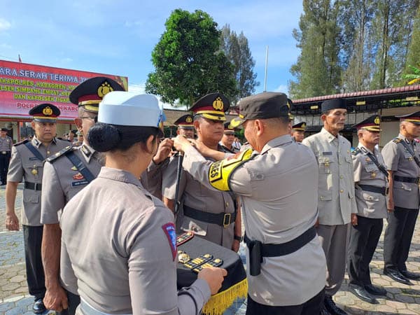 kapolres_polres_tanah_karo_pimpin_sertijab_sejumlah_pju_dan_kapolsek