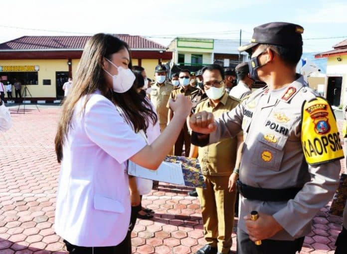kapolres_samosir_berikan_reward_pada_tim_nakes_dan_personil_polri