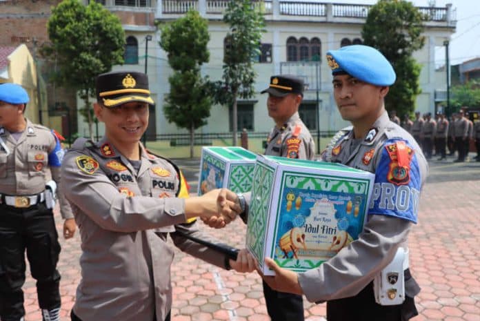 kapolres_samosir_serahkan_bingkisan_lebaran_kepada_personel