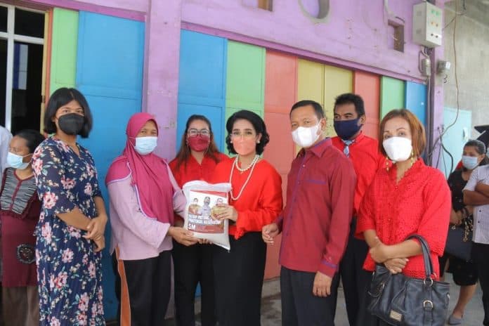 kapolres_sergai_dan_ketua_bhayangkari_bagikan_sembako_kepada_korban_banjir
