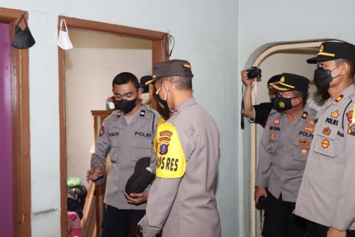 kapolres_siantar_beri_bantuan_kepada_personel_yang_rumahnya_terdampak_angin_puting_beliung