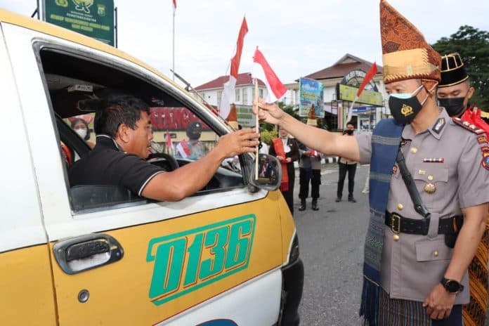 kapolres_siantar_bersama_forkopimda_bagikan_bendera_merah_putih_ke_warga