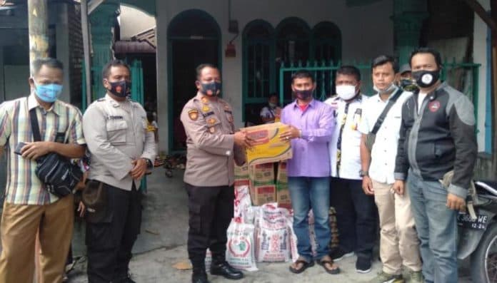 kapolres_siantar_dan_dpc_pkn_bantu_25_anak_yatim