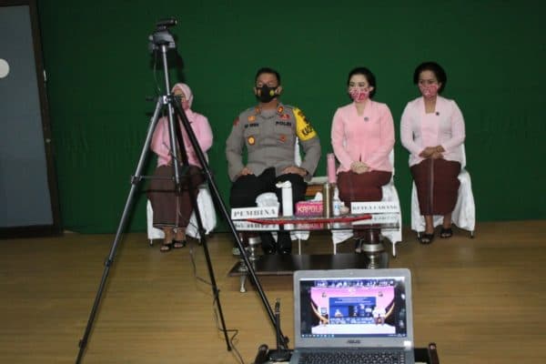 kapolres_siantar_dan_ibu_bhayangkari_ikuti_acara_virtual_puncak_hkgb_ke_68
