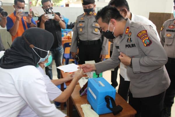 kapolres_siantar_kembali_tinjau_vaksinasi_lansia_di_dua_lokasi
