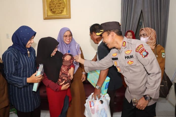 kapolres_siantar_kunjungi_bayi_yang_dibuang_orang_tuanya_ketua_rt_sebut_telah_diberi_nama